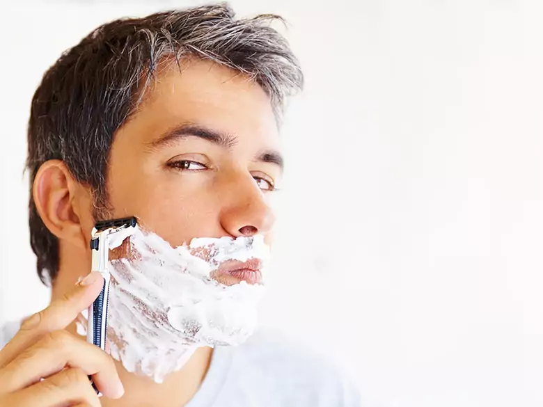 ¿Cómo tratar los vellos encarnados?