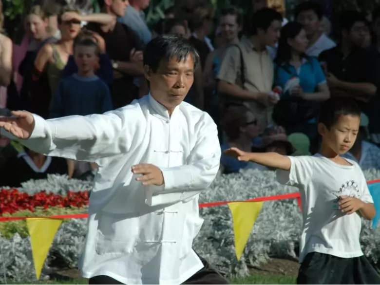 ¿Cuáles son los beneficios de practicar tai chi?
