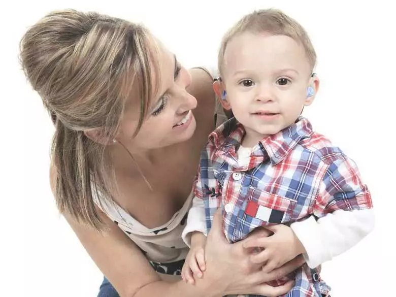 ¿Qué debe hacer si su hijo oye crujidos en los oídos?