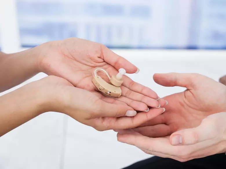 ¿Cómo es la cirugía de implante coclear?