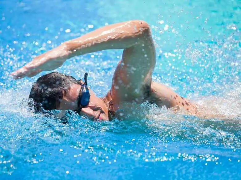 ¿Cuáles son los beneficios de practicar la natación?