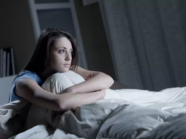 Palpitaciones cardíacas nocturnas: ¿qué pueden causarlas y cuándo debo acudir al médico?