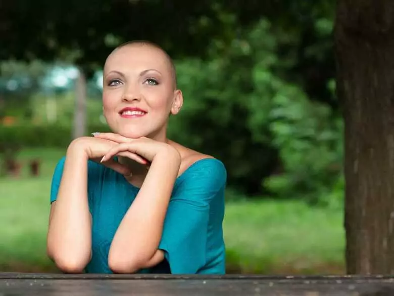 ¿Cuánto tiempo después de la quimioterapia vuelve a crecer el pelo en los pacientes?