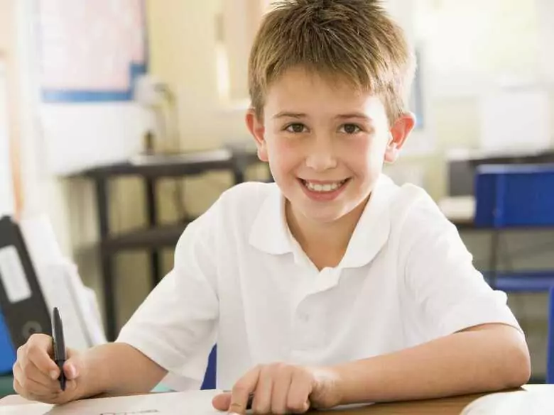 El niño se ensucia con pegamento: ¿cómo lo quito?