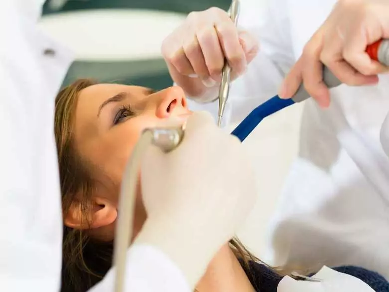 Puentes dentales: ¿cuándo se utilizan para sustituir los dientes ausentes y qué debe saber sobre ellos?