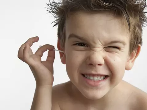 Limpiar los oídos de su hijo