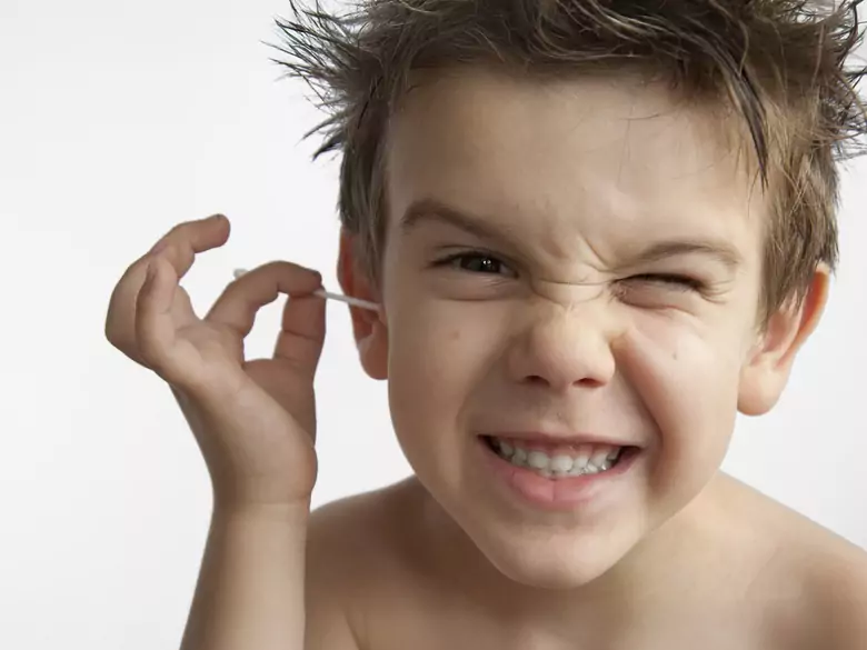 Limpiar los oídos de su hijo