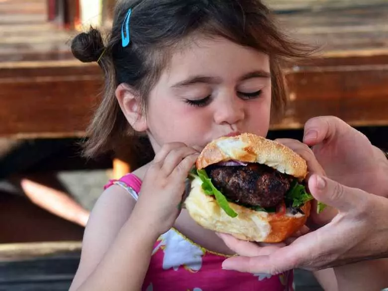 Los alimentos procesados pueden afectar negativamente al desarrollo óseo del niño