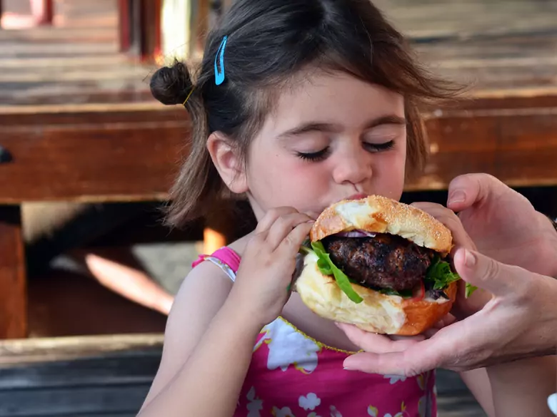 Los alimentos procesados pueden afectar negativamente al desarrollo óseo del niño