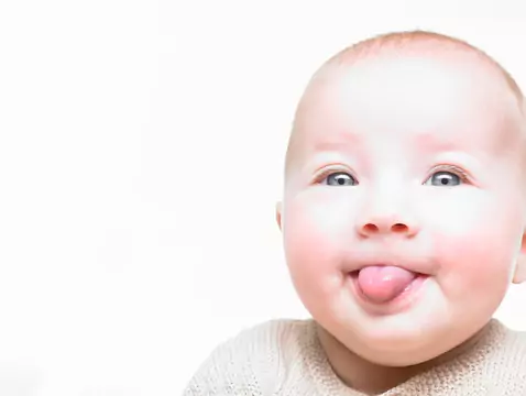 Frenillo de la lengua demasiado corto en un niño - ¿qué hacer?