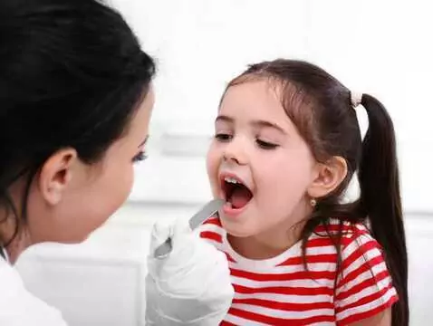¿Dolor de garganta o amigdalitis? - o cuándo ir al médico con su hijo