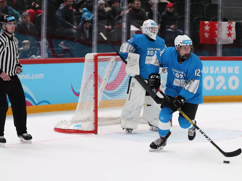 ¿Cuáles son los beneficios de jugar al hockey sobre hielo?