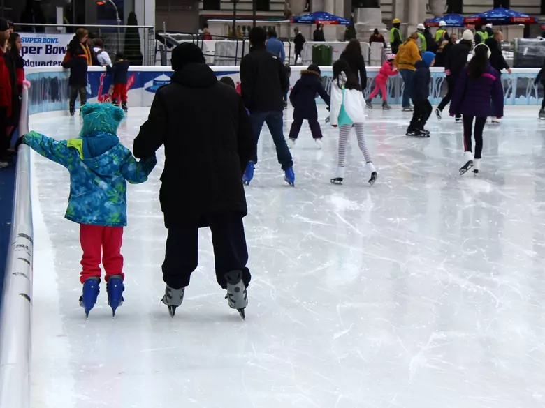 ¿Cuáles son los beneficios de practicar patinaje sobre hielo?