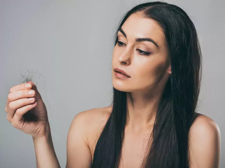 ¿Cuáles son las causas de la caída del cabello?