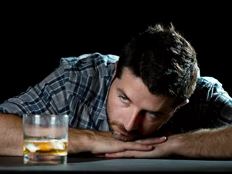 ¿Cuáles son los efectos secundarios del consumo excesivo de alcohol?