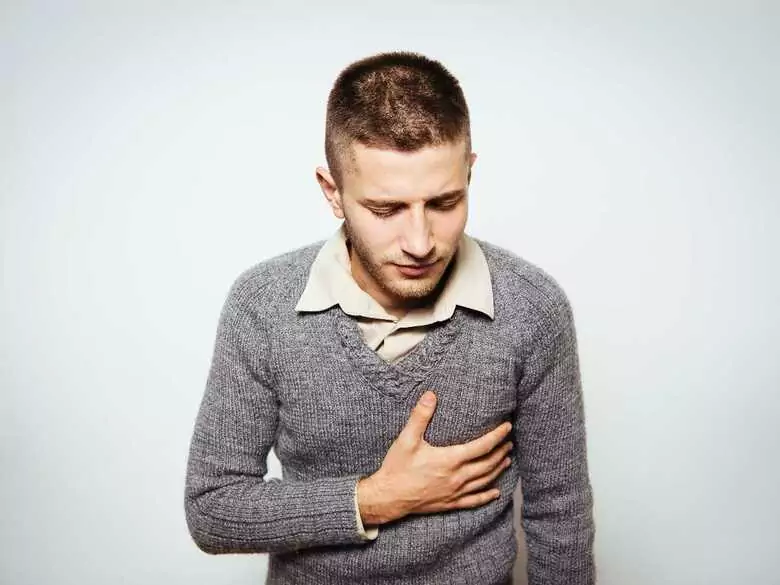 ¿Qué problemas provocan simultáneamente dolor de piernas y dolor torácico?