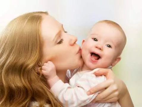 ¿Por qué cantan las madres a sus hijos?