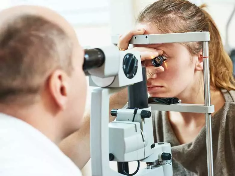 Protrusión del párpado - un defecto a corregir