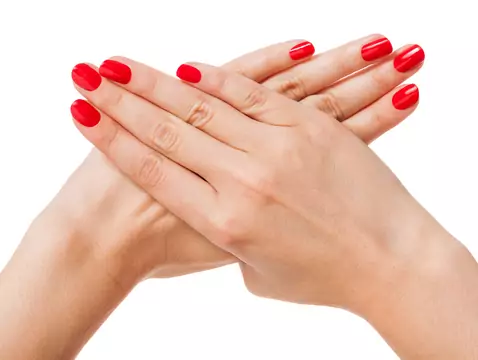 ¿La manicura híbrida daña la lámina ungueal?