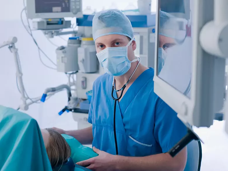 La portación asintomática de neumoquistes en el tejido pulmonar adulto como riesgo para la salud de los niños