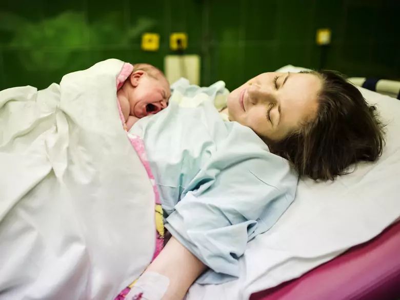 Parto natural y cesárea - consecuencias en la primera etapa de la vida del bebé