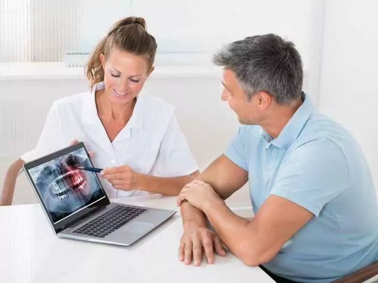 ¿Cómo solucionar los 4 problemas dentales más comunes después de los 50?