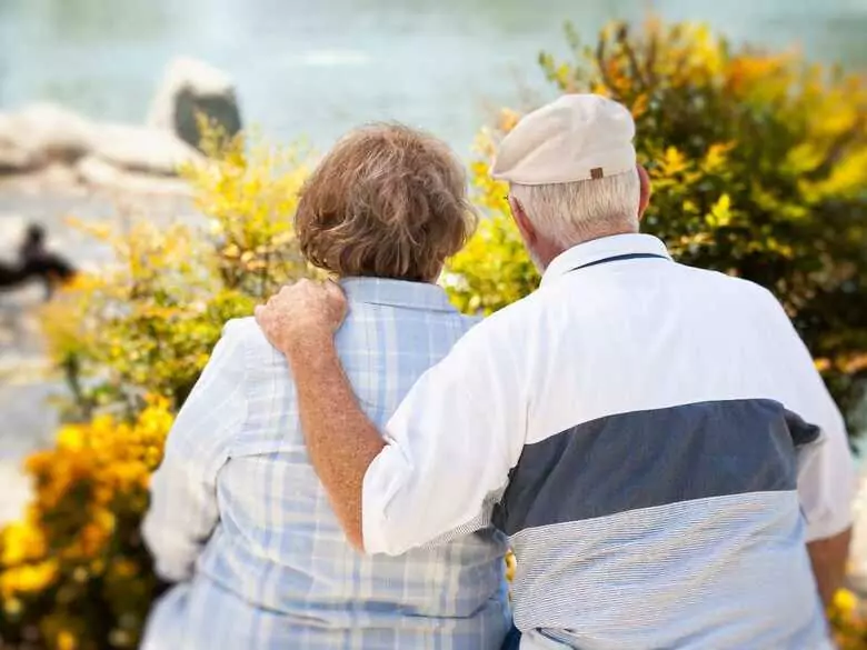 ¿Cómo cambian la piel y el cabello de las personas mayores?