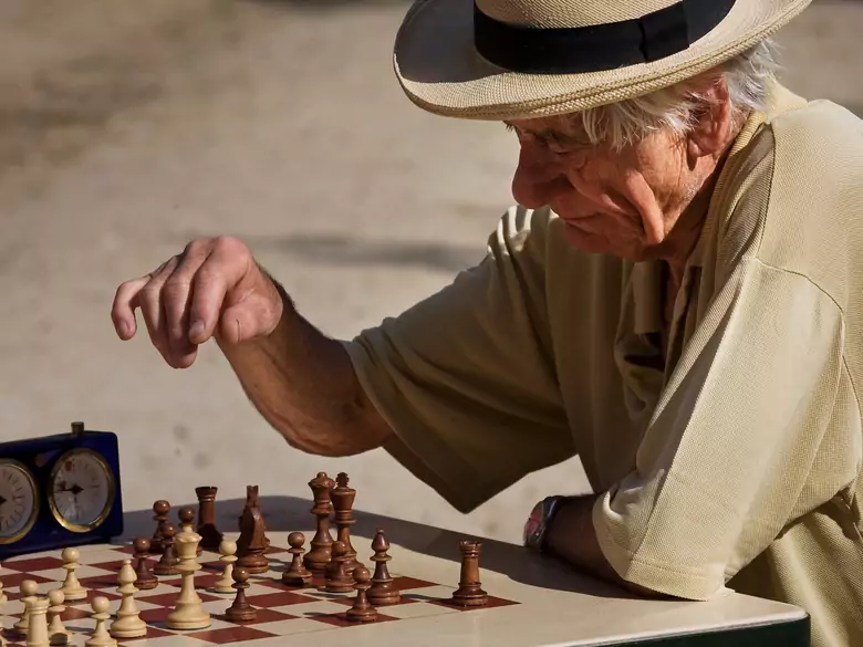 ¿Cuáles son los beneficios de practicar el ajedrez instantáneo?