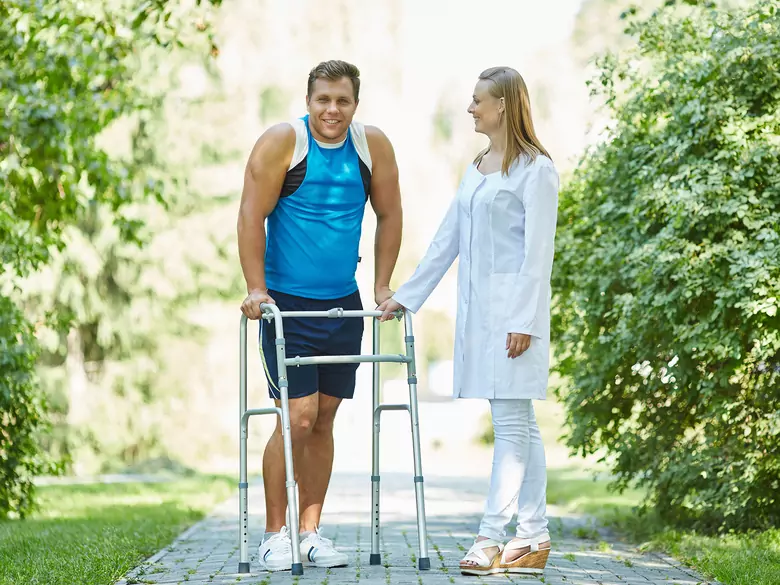 Científicos de Suiza han desarrollado un implante que permite caminar a las personas con la médula espinal seccionada