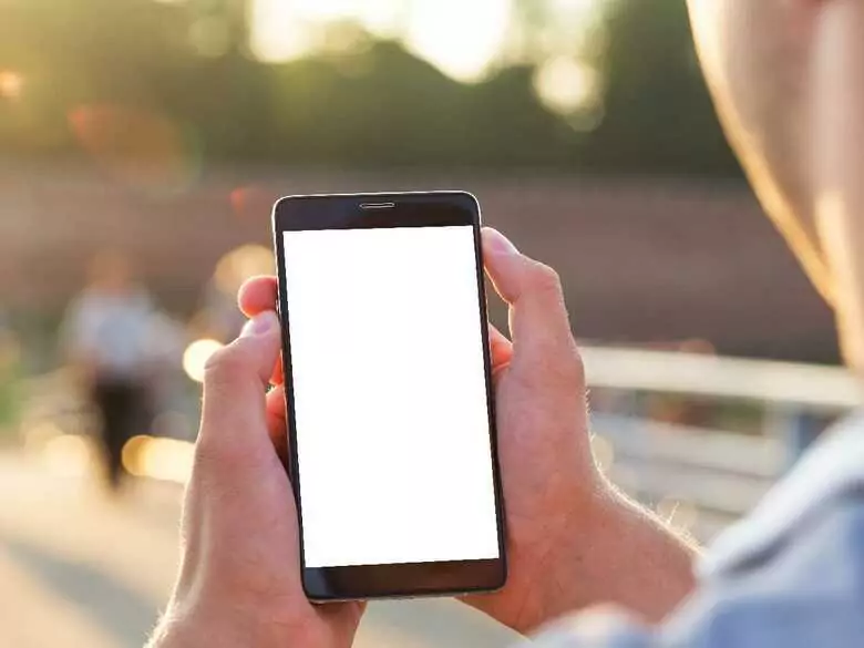 El niño pequeño frente a la pantalla del teléfono - ¡la OMS advierte!