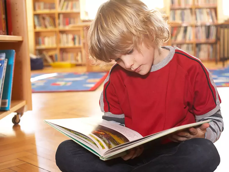 El niño que evita los grandes grupos de personas: ¿timidez o fobia social?