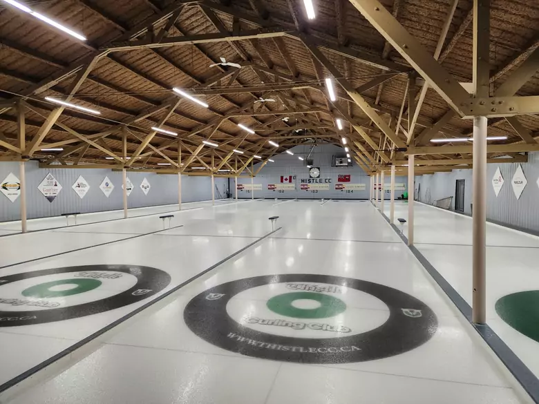 ¿Cuáles son los beneficios de practicar curling?