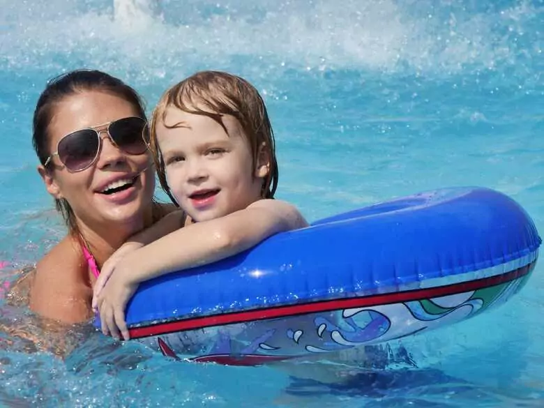 ¿Bañarse en agua salada ayuda o perjudica a la piel?