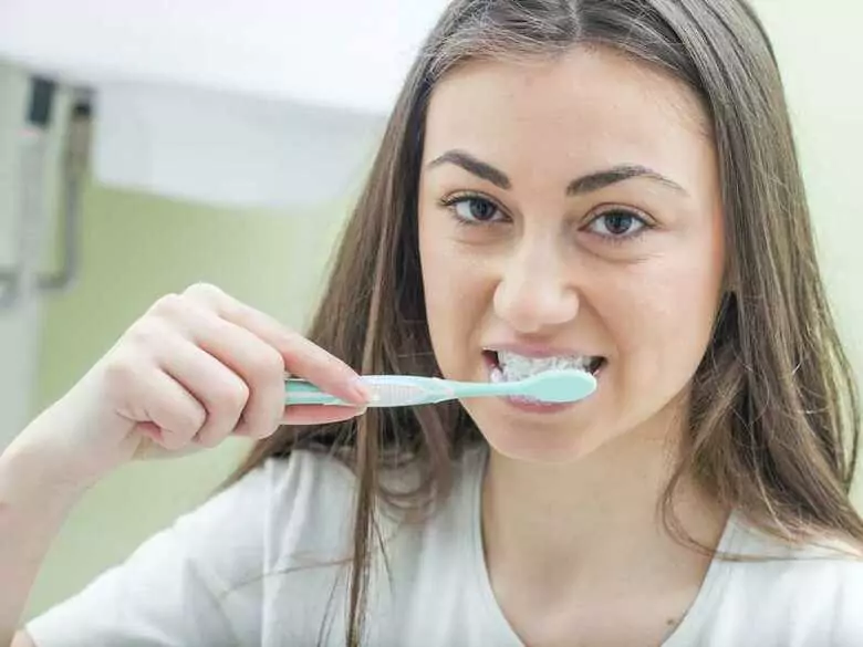 ¿Con qué frecuencia debo cepillarme los dientes?